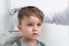 Médecin mesurant un enfant